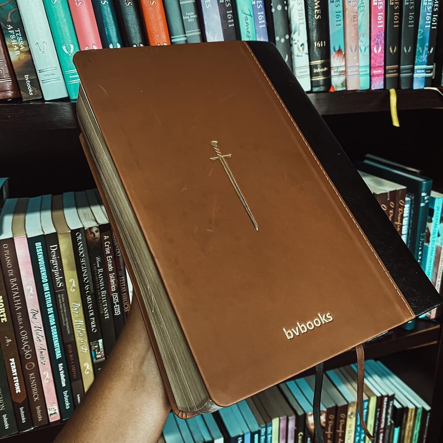 Detalhe interno da Bíblia King James de Estudo Spurgeon