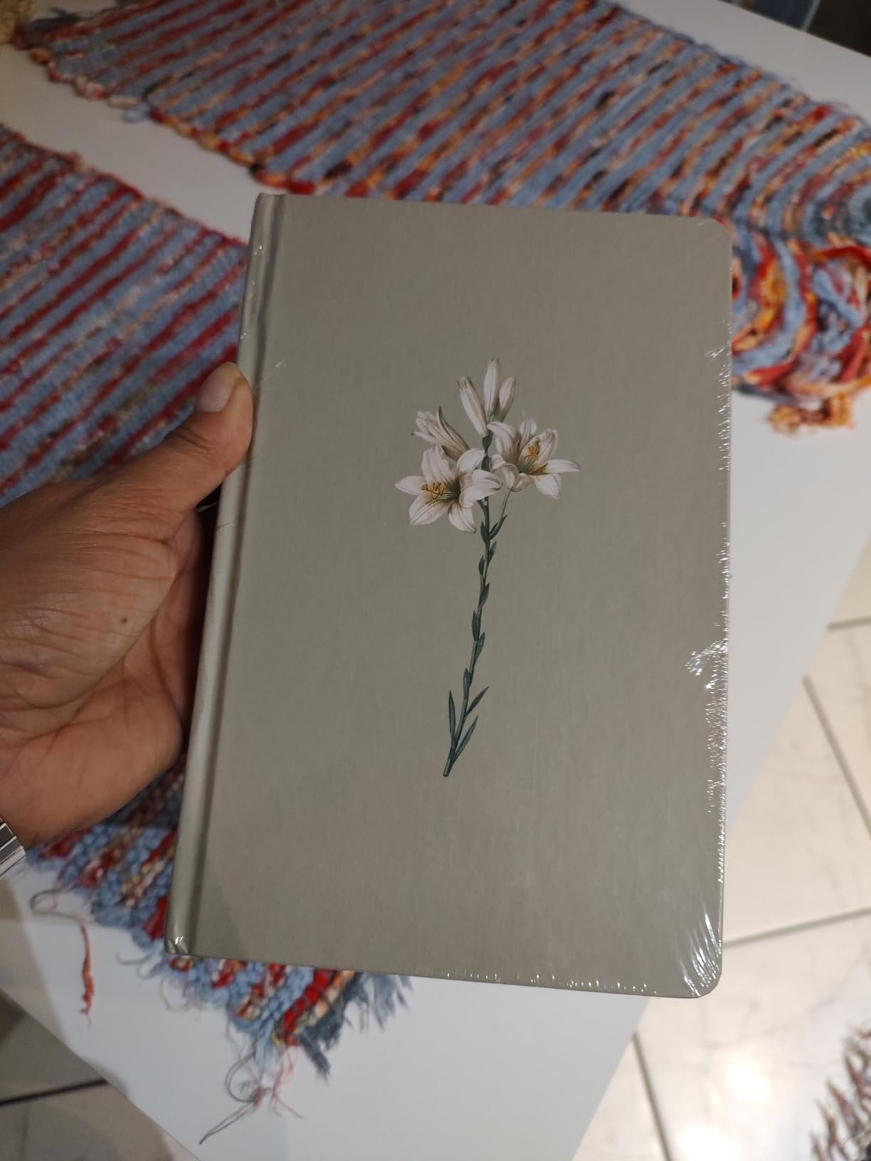 Detalhe interno da Bíblia de Estudo Joyce Meyer Rosa
